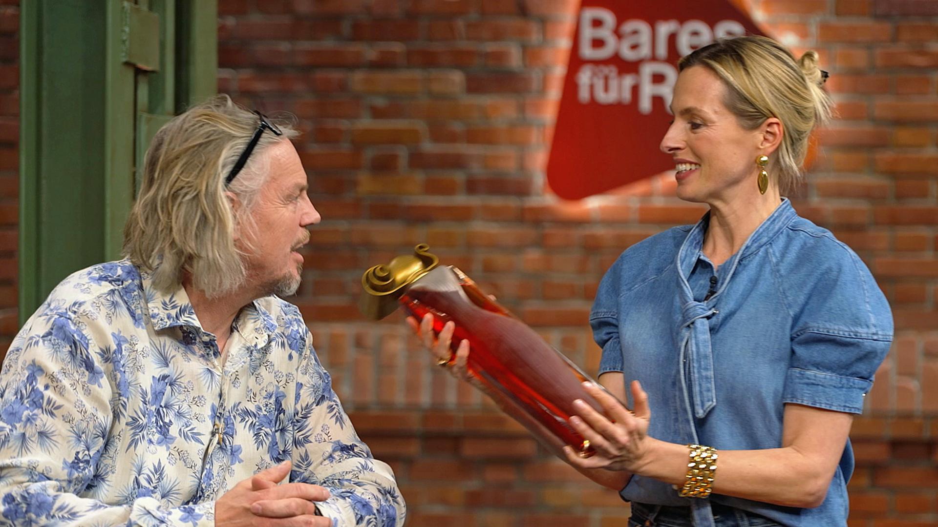 Lisa Nüdling und Jos Katwijk mit einem Parfumflakon von Givenchy