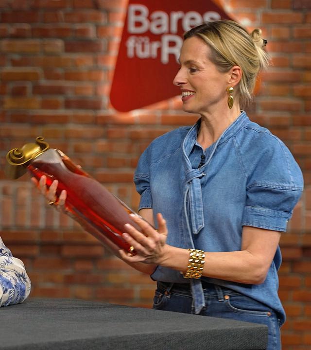 Lisa Nüdling und Jos Katwijk mit einem Parfumflakon von Givenchy