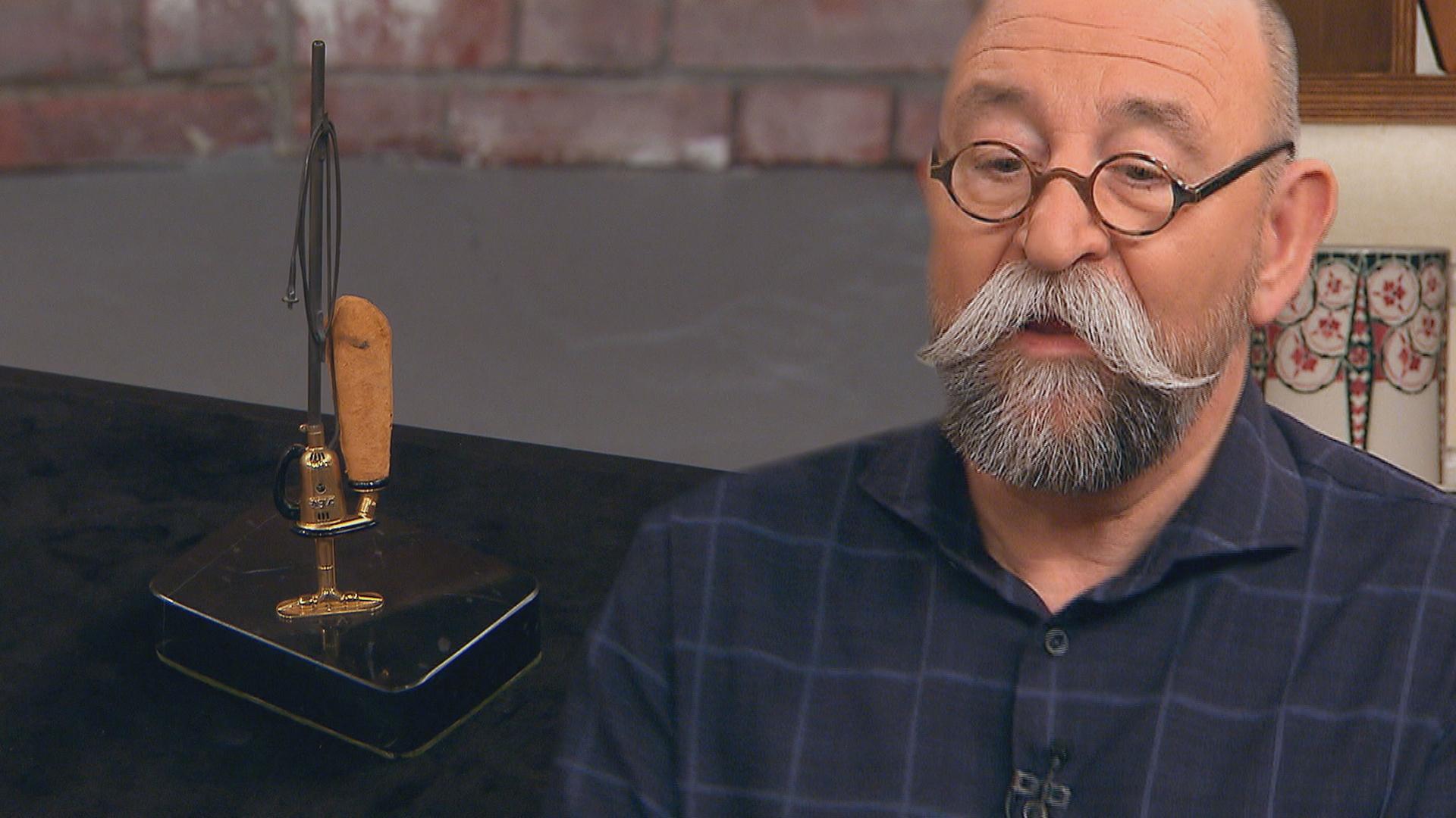 Horst Lichter und ein Miniatur-Staubsauger von AEG