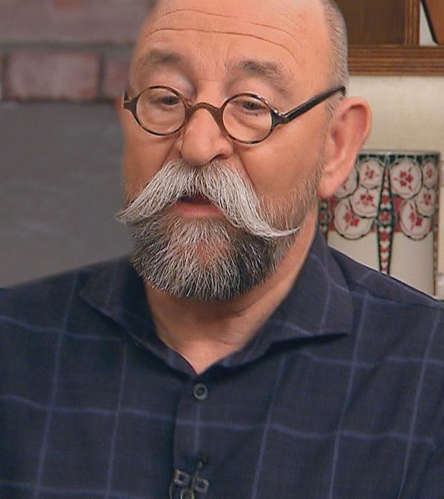 Horst Lichter und ein Miniatur-Staubsauger von AEG