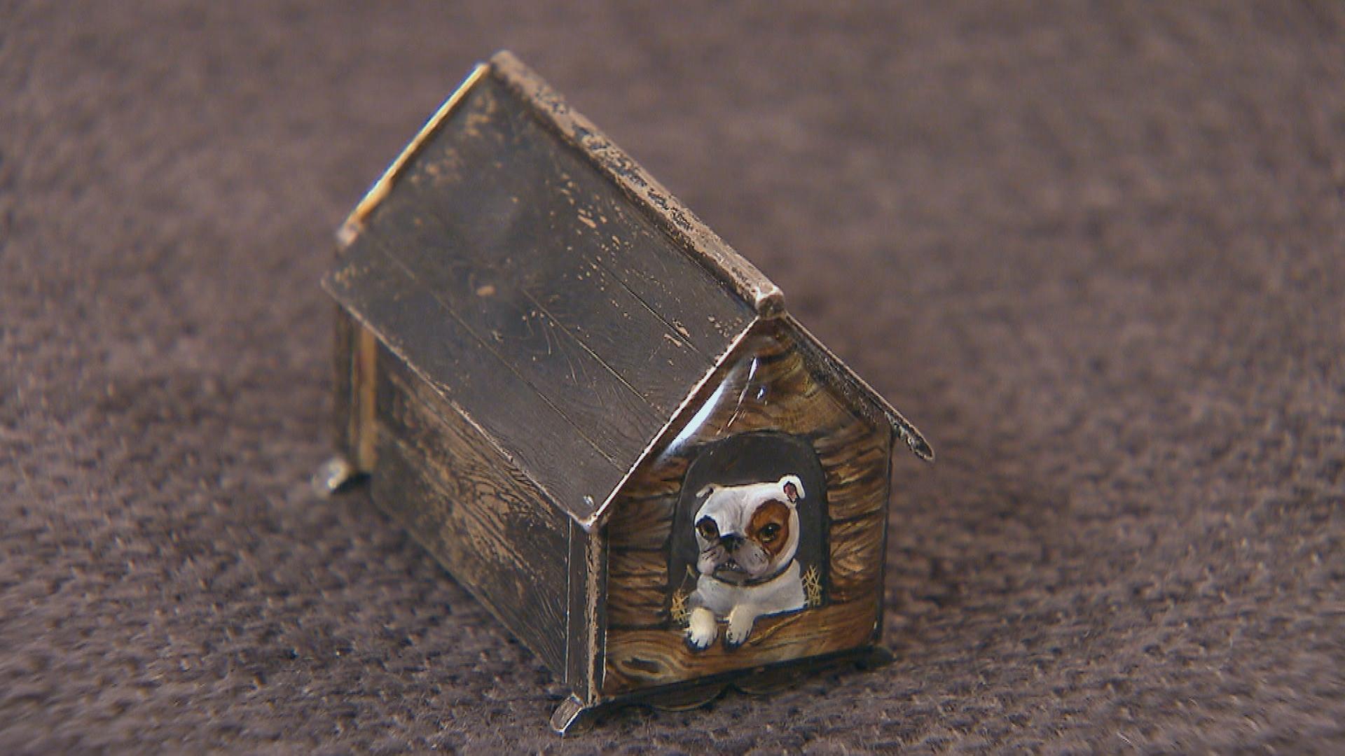 Streichholzdose in Form einer Hundehütte