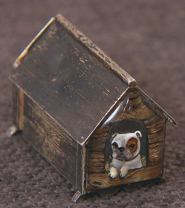 Streichholzdose in Form einer Hundehütte