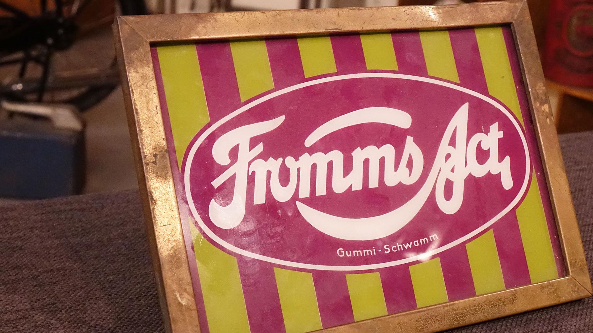 "Fromms Act"-Werbeschild 