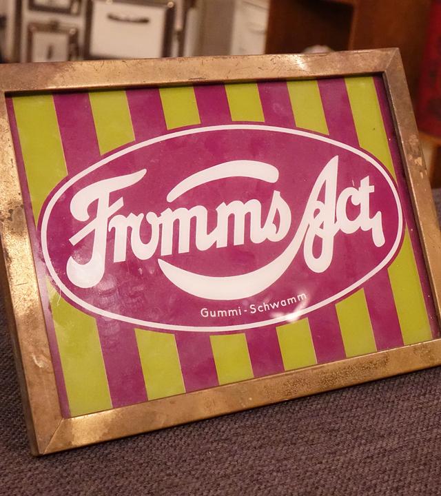 "Fromms Act"-Werbeschild 