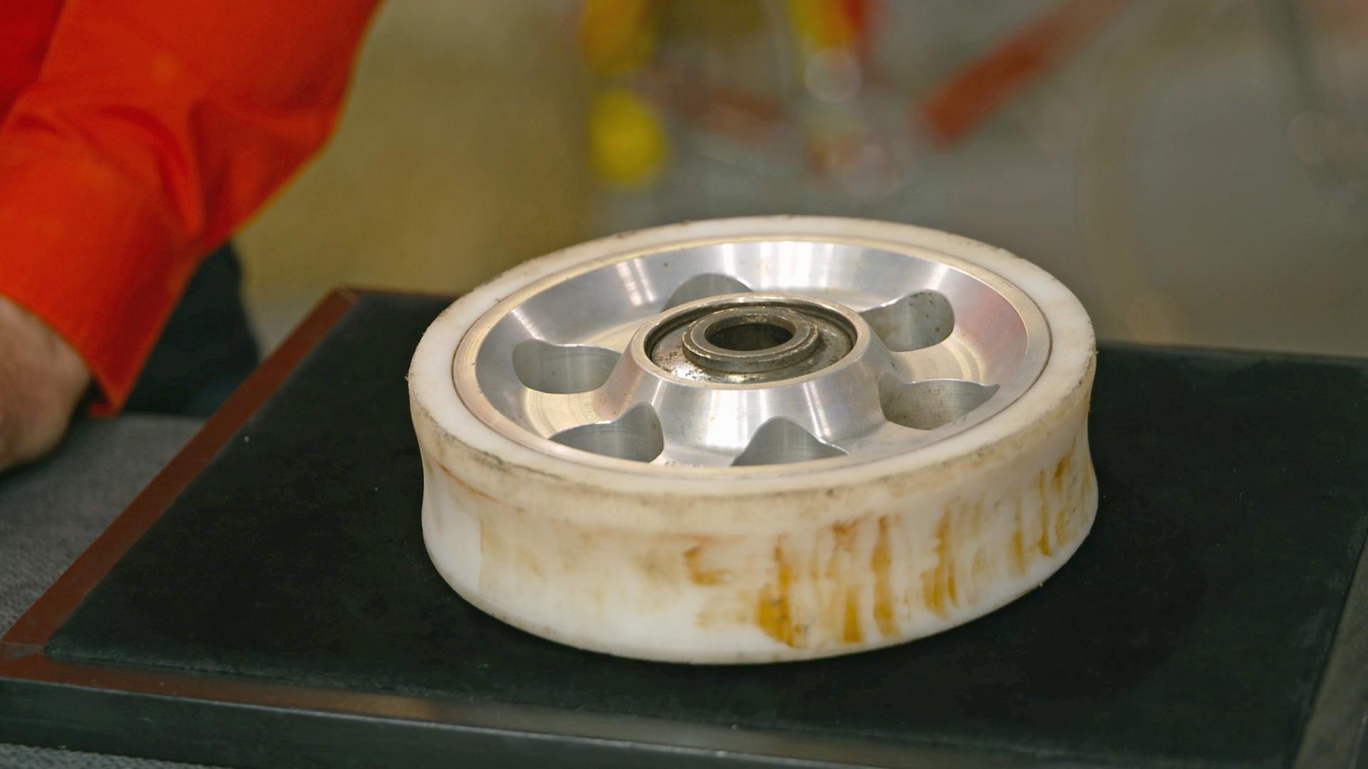 Ein Hochleistungsrad einer abgebauten Achterbahn 