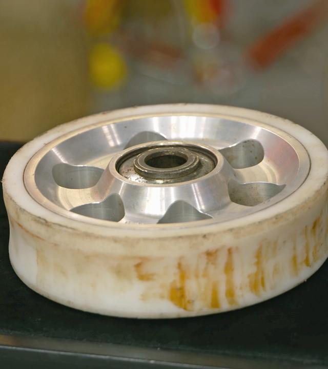 Ein Hochleistungsrad einer abgebauten Achterbahn 