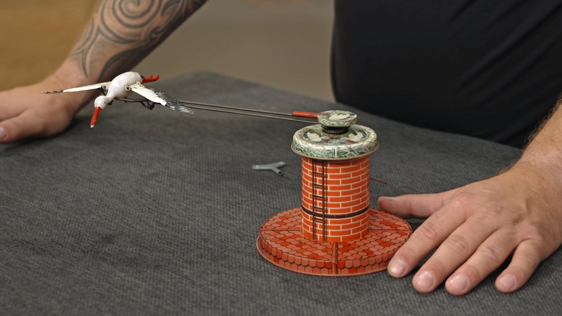 Ein sehr altes, aufziehbares Blechspielzeug in Form eines Storches