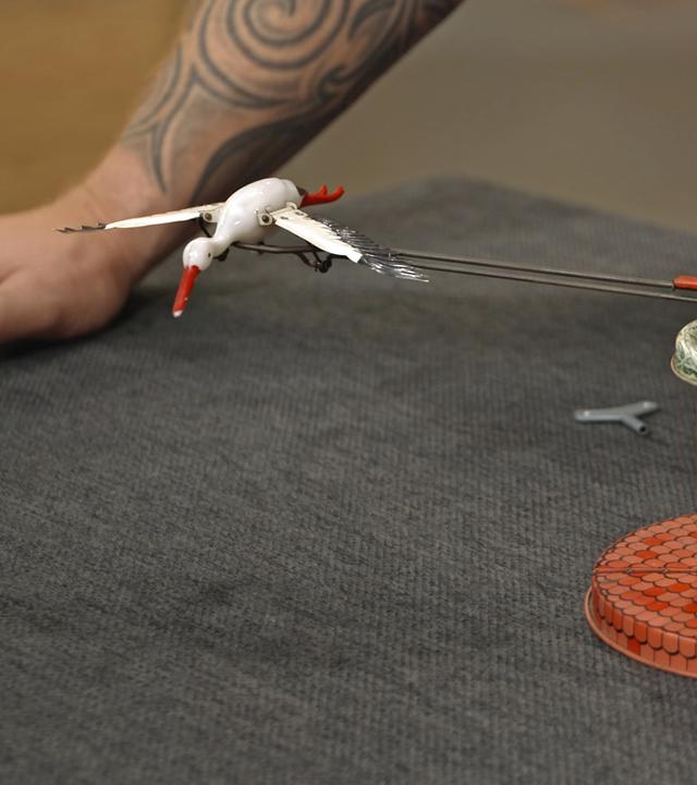 Ein sehr altes, aufziehbares Blechspielzeug in Form eines Storches