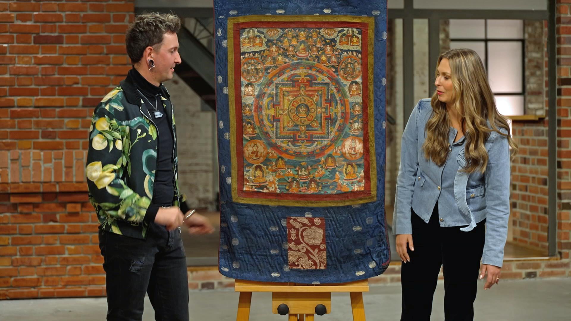 Fabian Kahl und Sarah Schreiber begutachten ein tibetisches Ritualbild. 