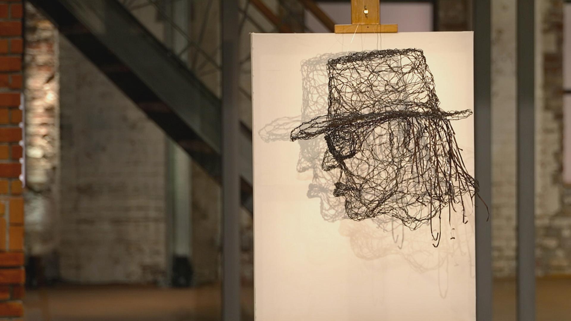 Eine Draht-Installation der Silhouette von Udo Lindenberg. 