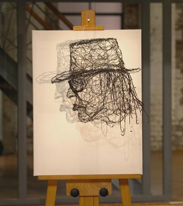 Eine Draht-Installation der Silhouette von Udo Lindenberg. 