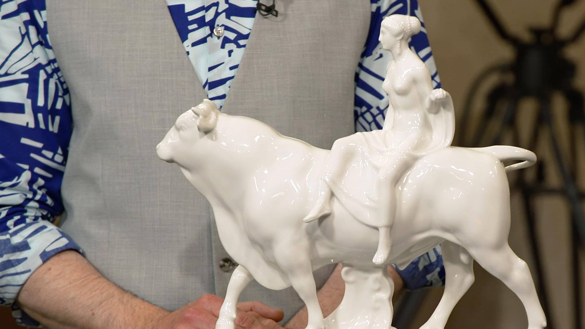 Weiße Porzellanfigur „Europa auf dem Stier“ von Adolf Amber. 