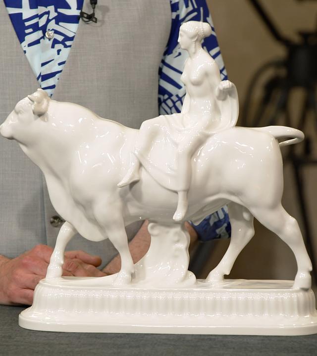 Weiße Porzellanfigur „Europa auf dem Stier“ von Adolf Amber. 