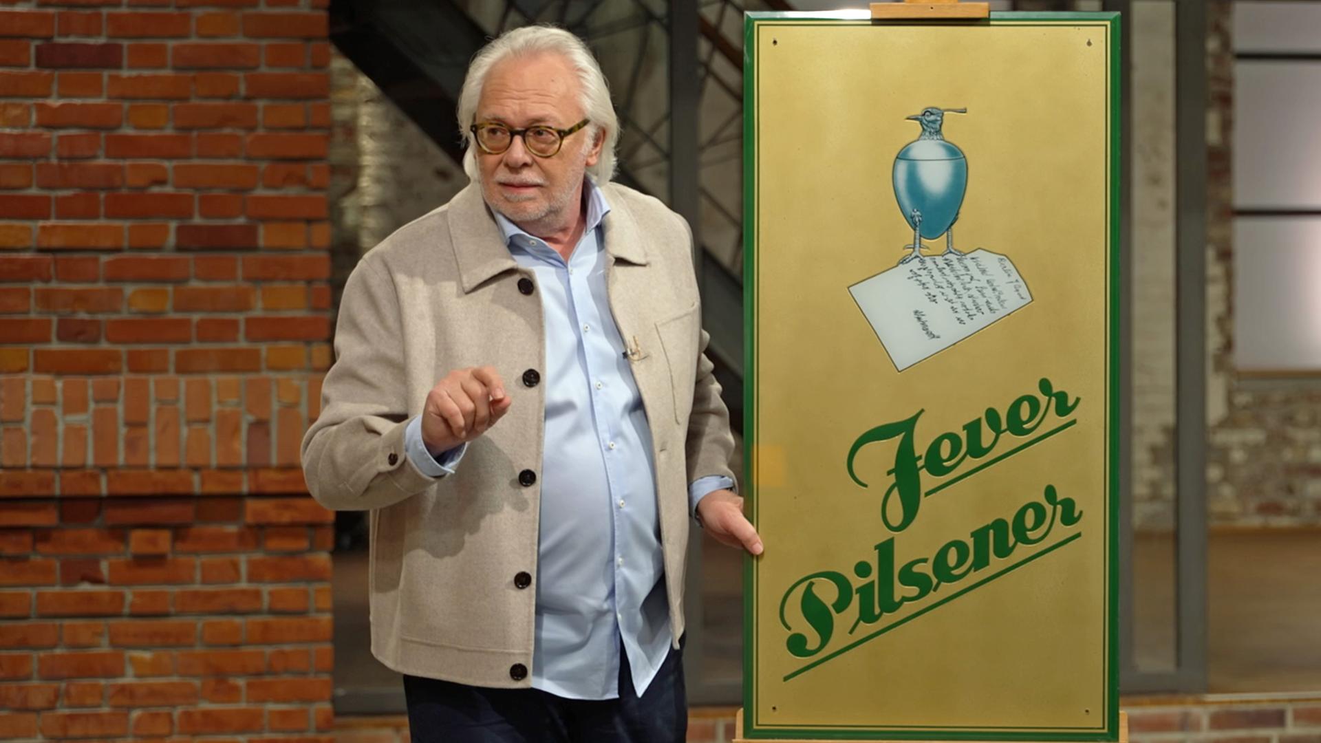 Friedrich Häusser mit einem alten Werbeschild der Biermarke Jever 