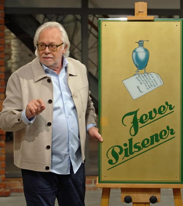 Friedrich Häusser mit einem alten Werbeschild der Biermarke Jever 