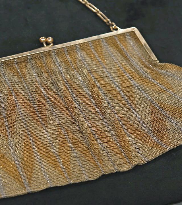 Eine wertvolle Handtasche aus goldenen Ösen