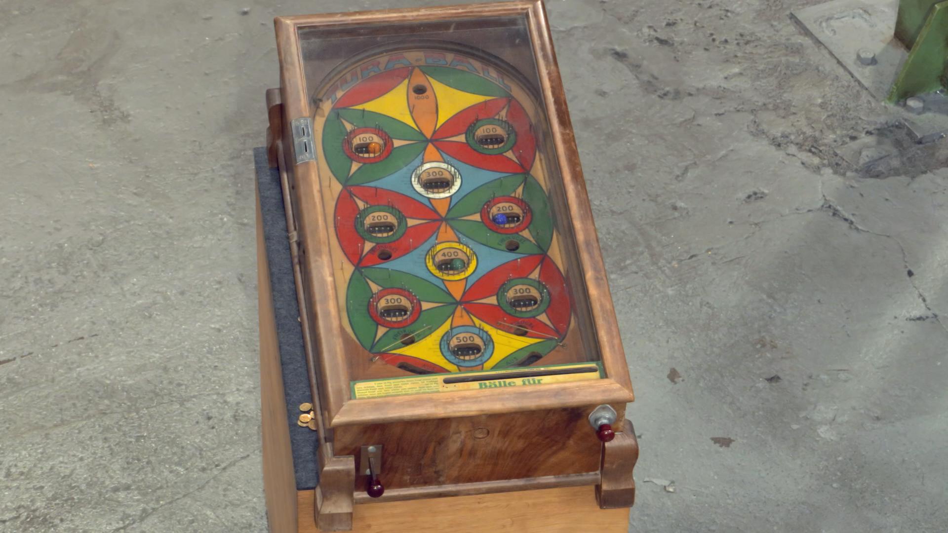 Ein altes Nadelspiel namens "Tura Ball" aus dem Jahr 1935