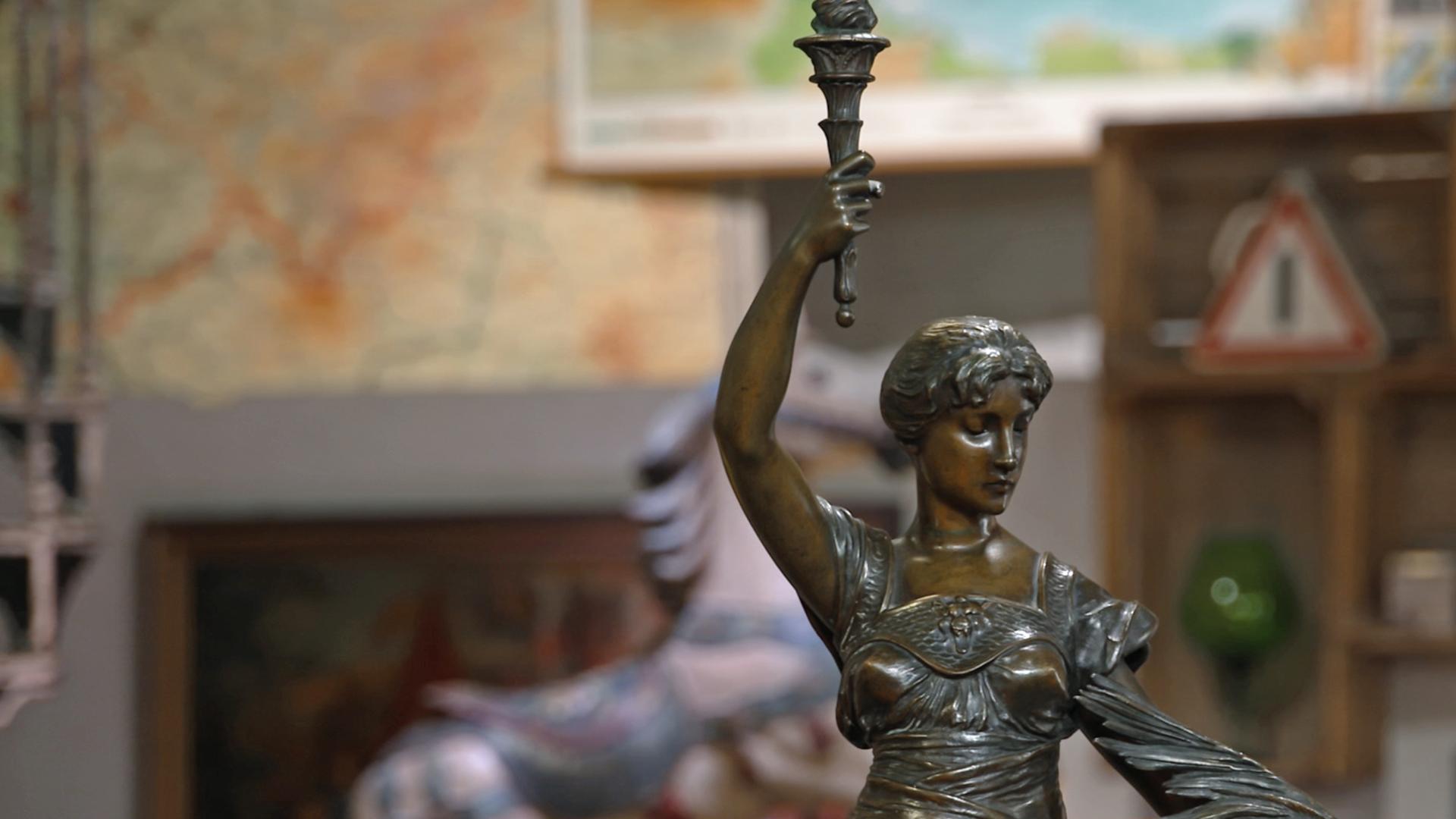 Eine antike Skulptur aus Bronze des Künstlers Henri Louis Levasseur