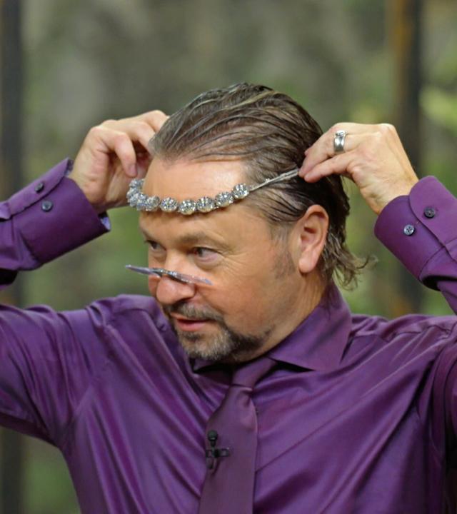 Wolfgang Pauritsch mit einem wertvollen Collier