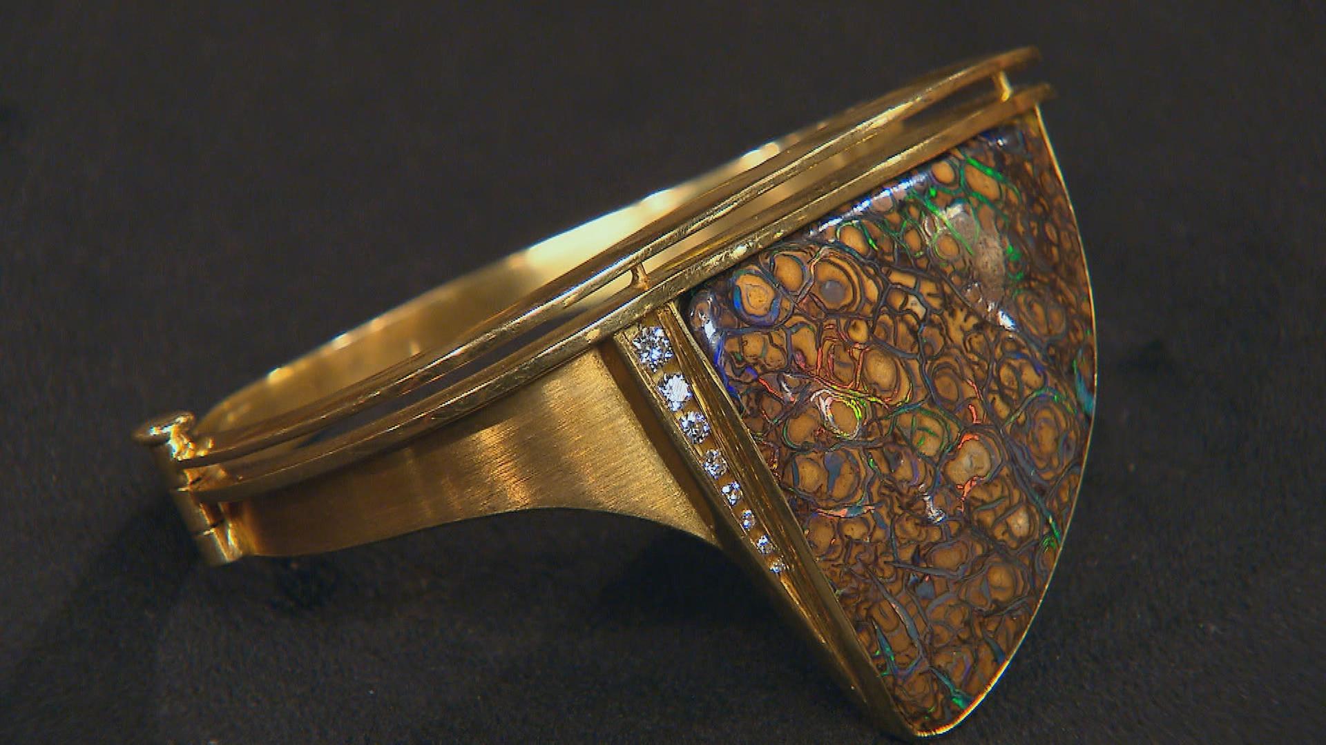 Goldener Armreif mit Opal 