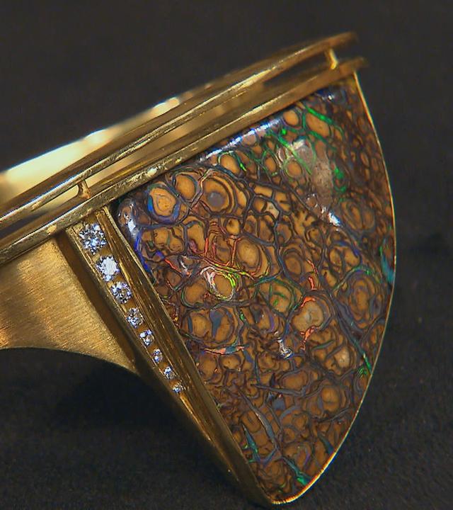 Goldener Armreif mit Opal 