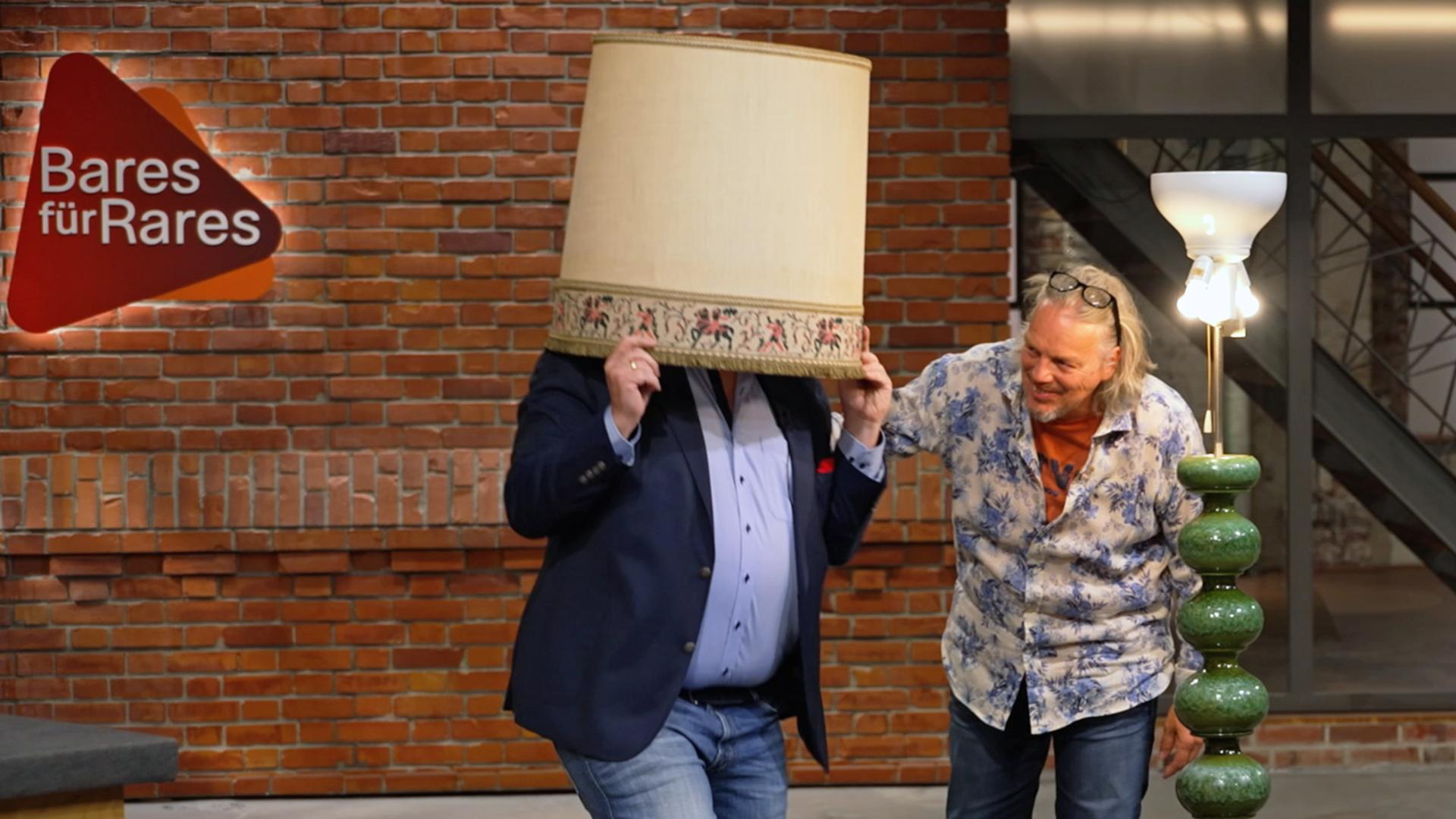 Daniel Meyer und Jos van Katwijk mit einer Stehleuchte aus den 1970er-Jahren