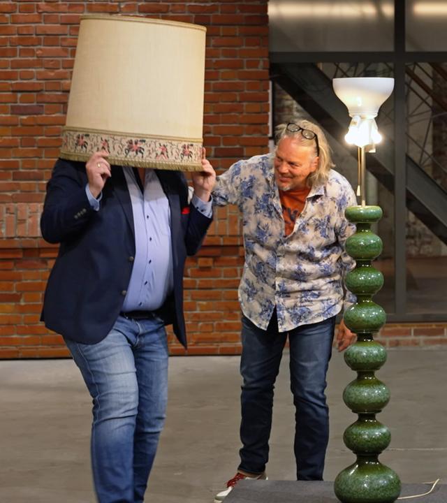 Daniel Meyer und Jos van Katwijk mit einer Stehleuchte aus den 1970er-Jahren