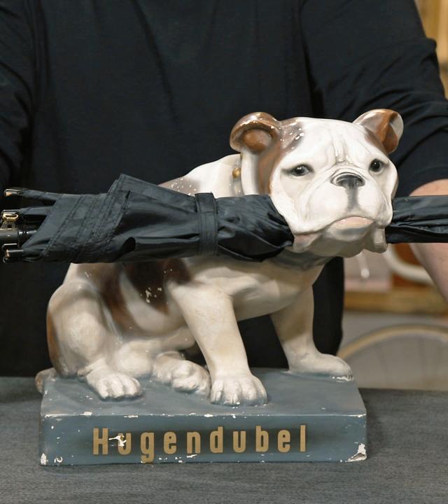 Ein kurioser Werbeaufsteller für Regeschirme in Form einer Bulldogge 