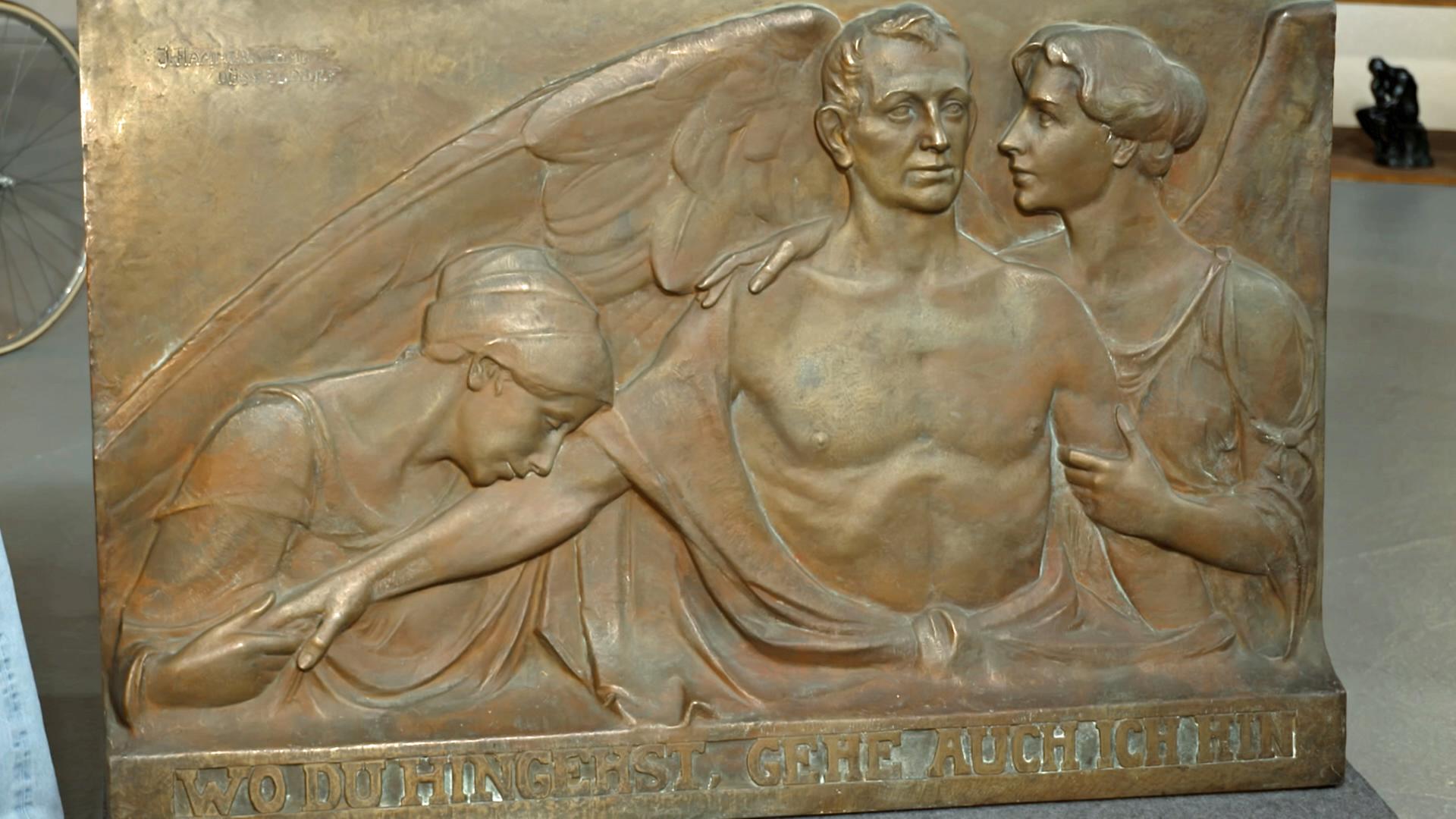 Eine Reliefplatte aus Bronze des Bildhauers Joseph Hammerschmidt