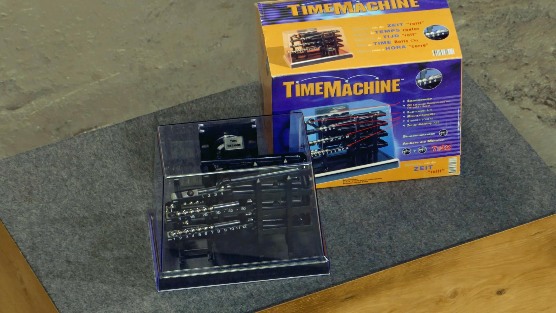 Kugeluhr "Time Machine" mit Originalverpackung. (Uhr mit Schwerkraft getriebener Anzeige)