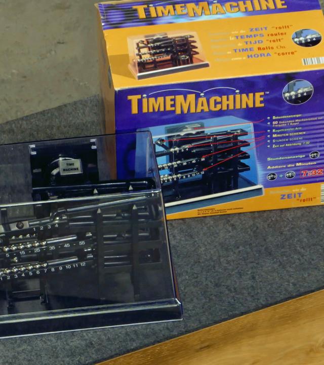 Kugeluhr "Time Machine" mit Originalverpackung. (Uhr mit Schwerkraft getriebener Anzeige)