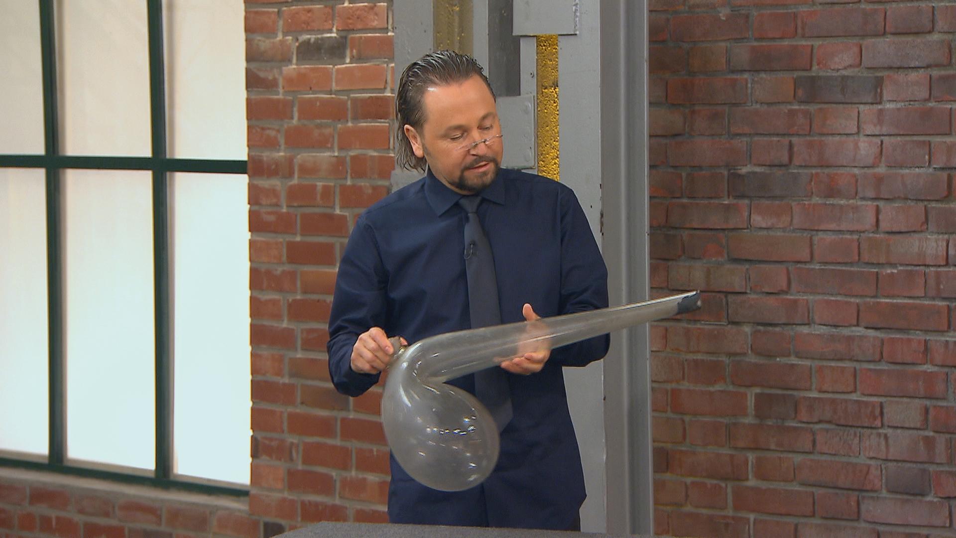 Händler Wolfgang Pauritsch mustert ein Glasobjekt