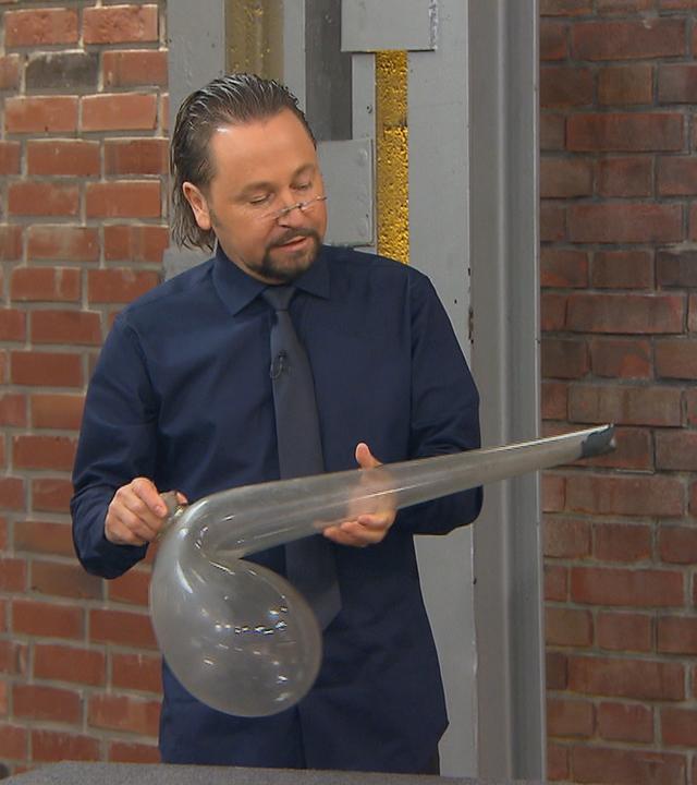 Händler Wolfgang Pauritsch mustert ein Glasobjekt