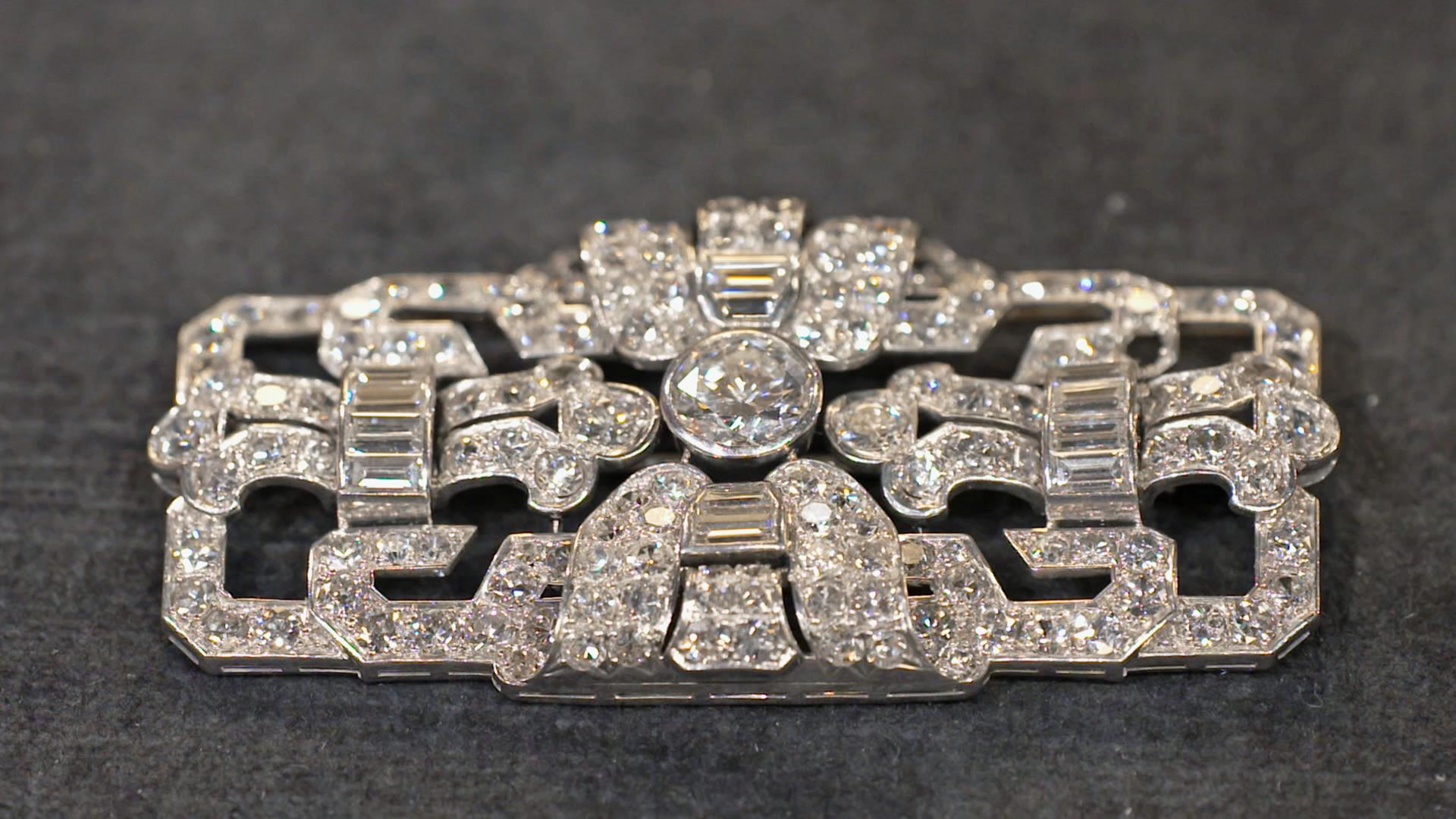 Eine Brosche mit Diamantbesatz 