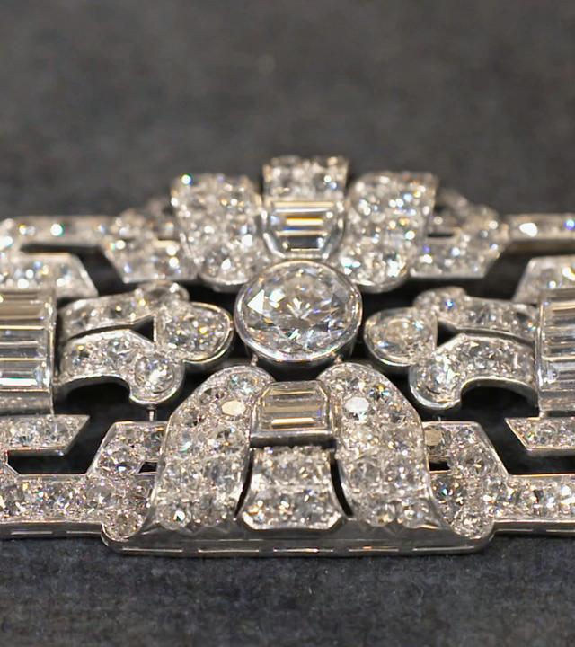 Eine Brosche mit Diamantbesatz 