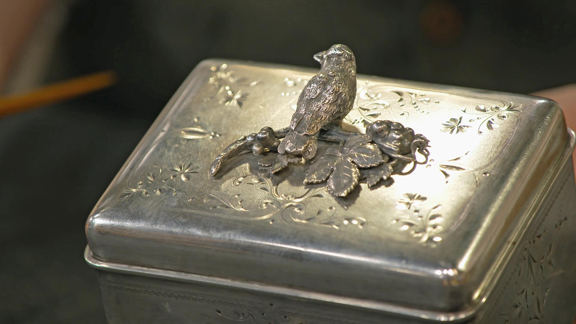 Zuckerdose aus Silber mit Vogelmotiv auf dem Deckel.