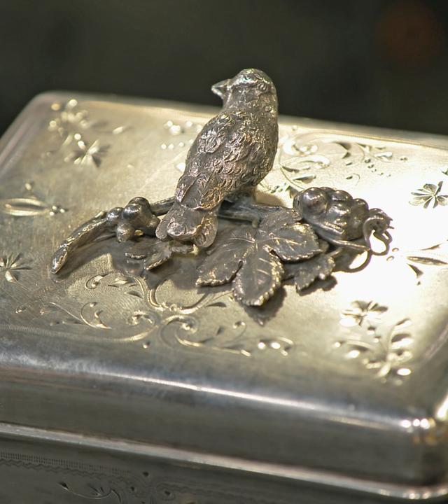 Zuckerdose aus Silber mit Vogelmotiv auf dem Deckel.