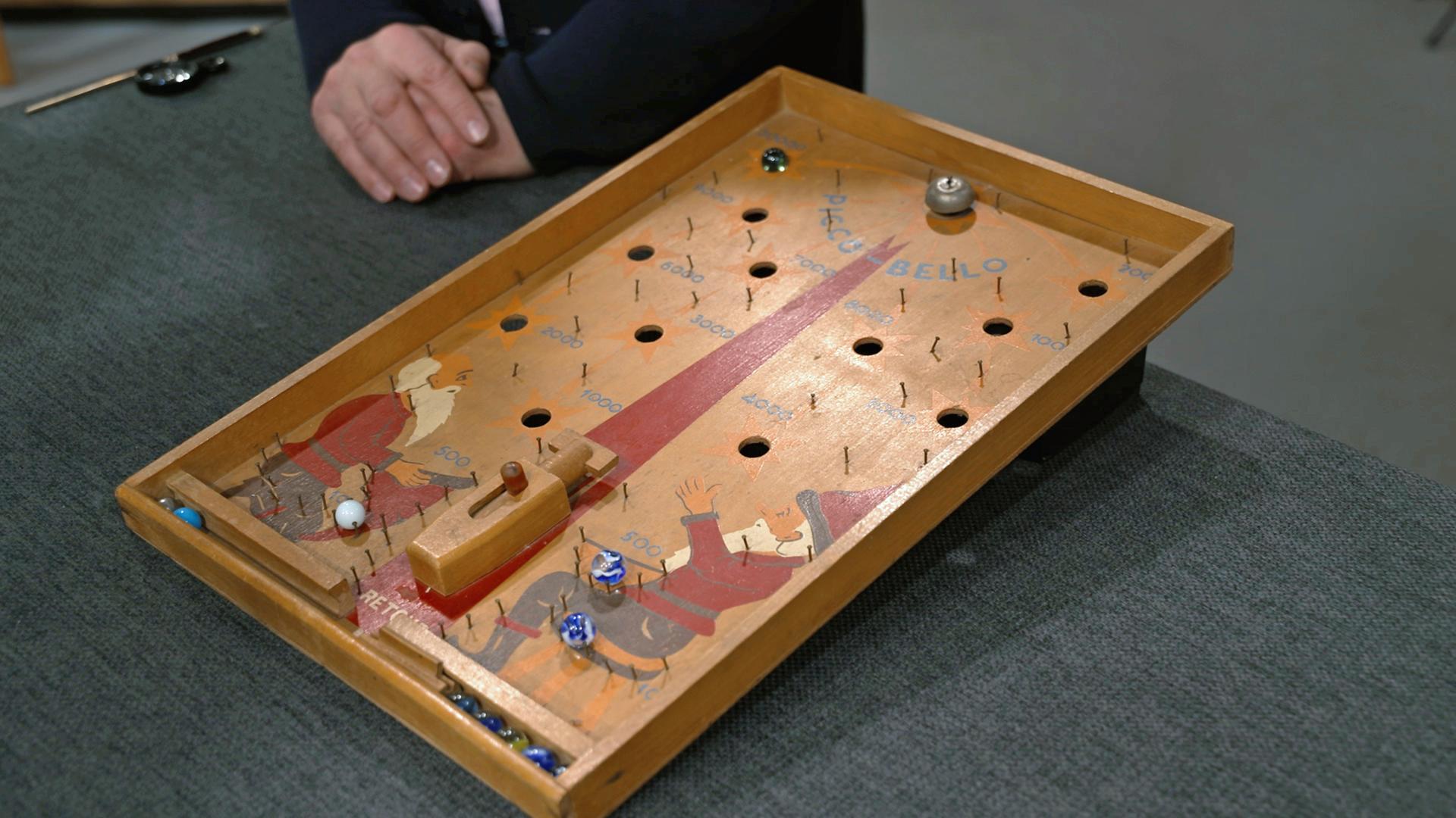 Ein  Tisch-Pinball-Spiel aus den 1950er-Jahren namens "Picco Bello" 