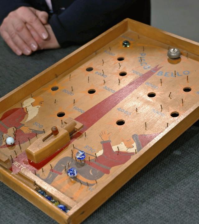 Ein  Tisch-Pinball-Spiel aus den 1950er-Jahren namens "Picco Bello" 