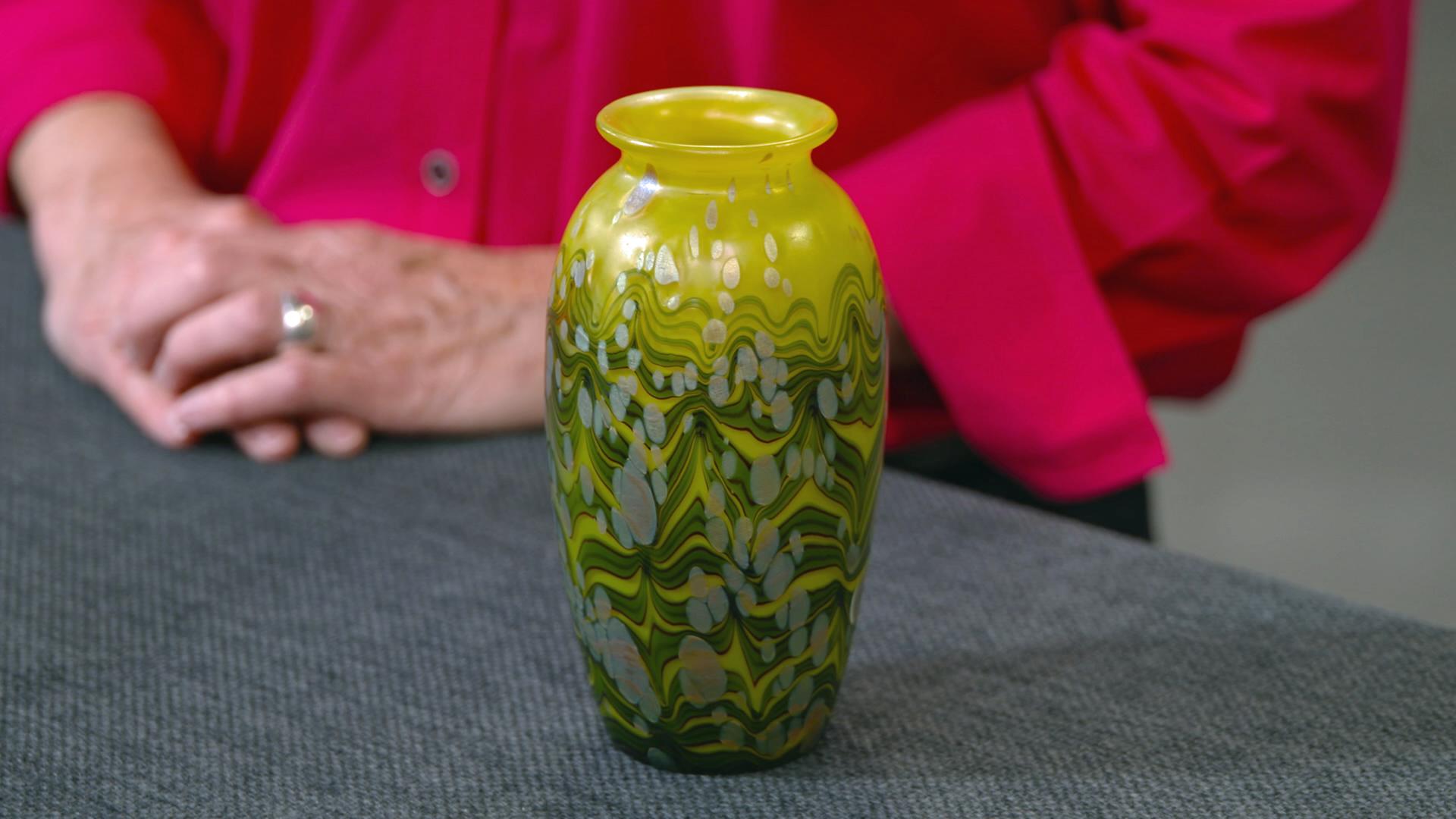 Eine bunt gemusterte Cytisus Vase aus der Zeit um 1900