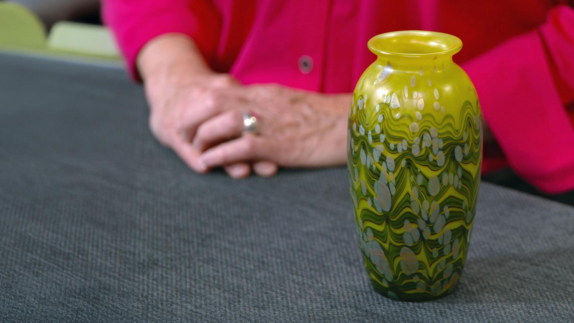 Eine bunt gemusterte Cytisus Vase aus der Zeit um 1900