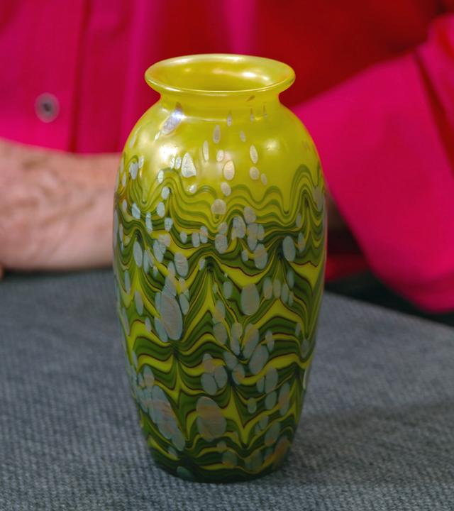 Eine bunt gemusterte Cytisus Vase aus der Zeit um 1900