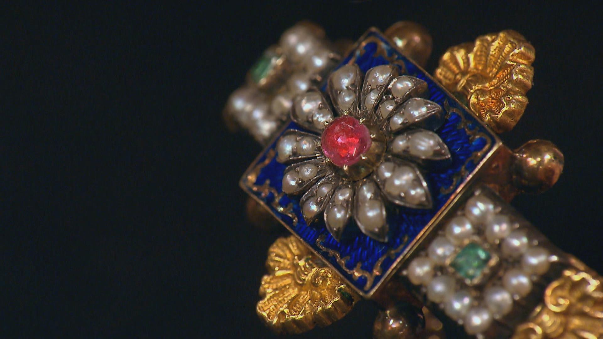 Ein mit Diamanten besetzter Ring mit floralen Mustern.