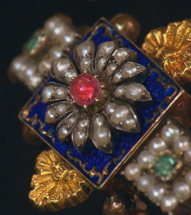 Ein mit Diamanten besetzter Ring mit floralen Mustern.