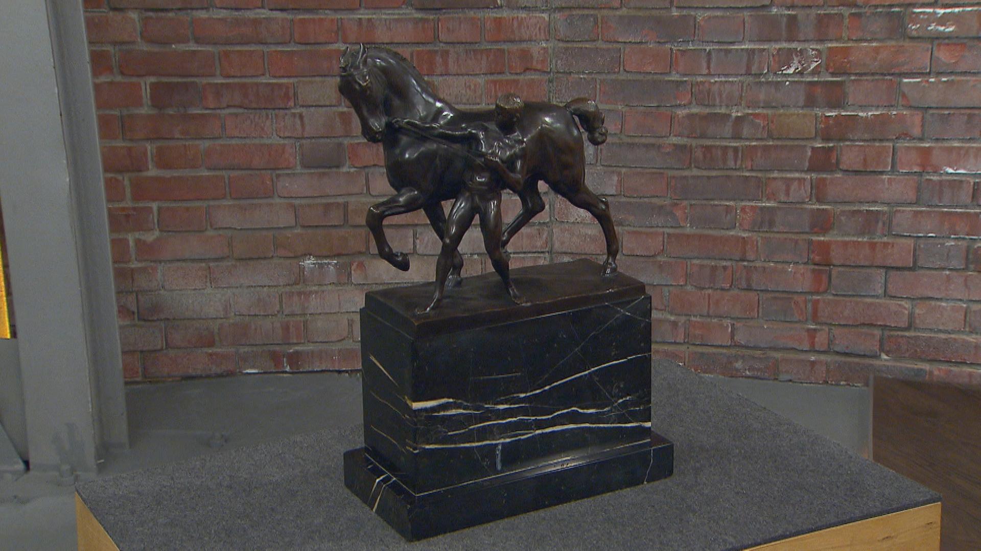 Pferde-Bronzeplastik mit Marmorsockel von Rudolf Kaesbach