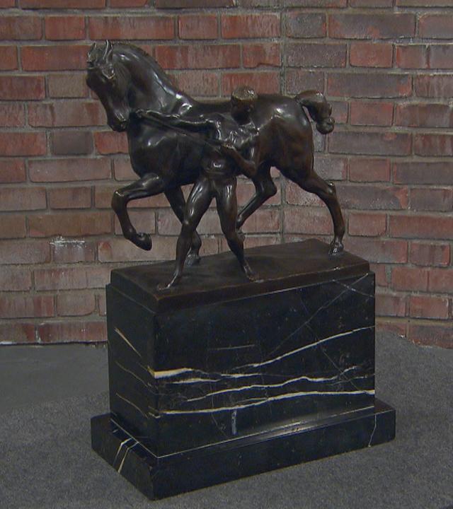 Pferde-Bronzeplastik mit Marmorsockel von Rudolf Kaesbach