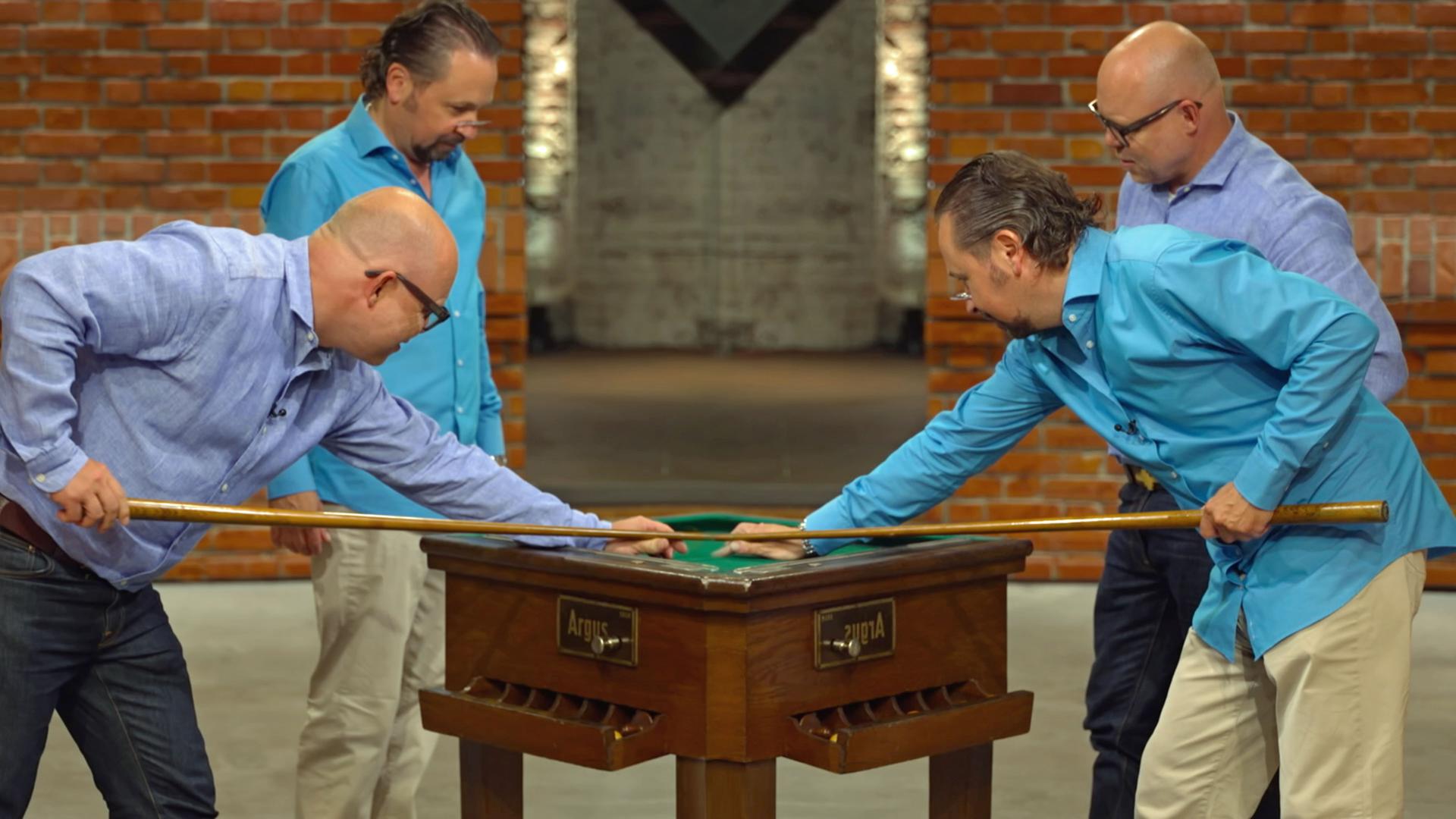 Wolfgang Pauritsch und Benjamin Leo Leo probieren einen Lochbillard-Automaten aus. 