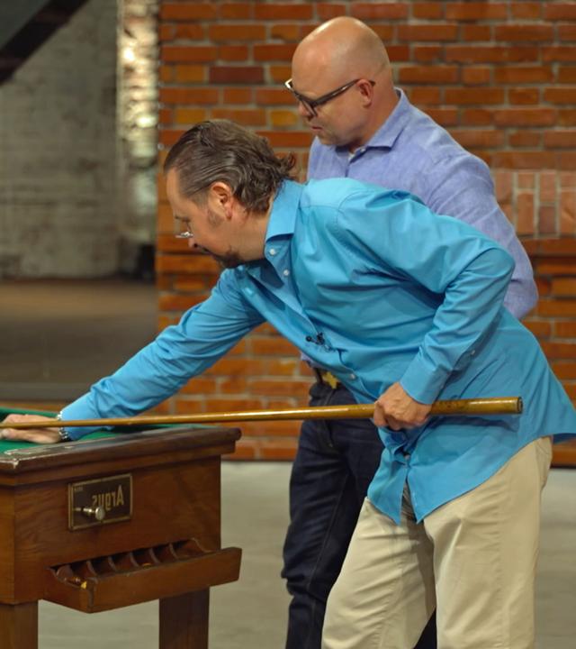 Wolfgang Pauritsch und Benjamin Leo Leo probieren einen Lochbillard-Automaten aus. 