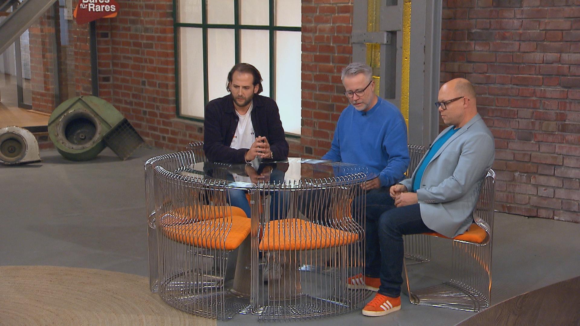 Die Händler Julian Schmit-Avila, Jan Cizek und Benjamin Leo Leo haben im Händlerraum auf einer Sitzgruppe Platz genommen.