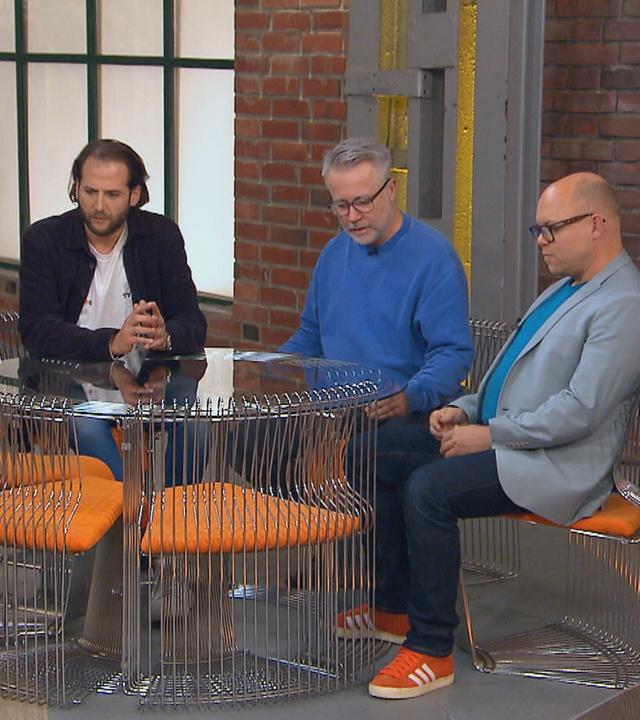 Die Händler Julian Schmit-Avila, Jan Cizek und Benjamin Leo Leo haben im Händlerraum auf einer Sitzgruppe Platz genommen.